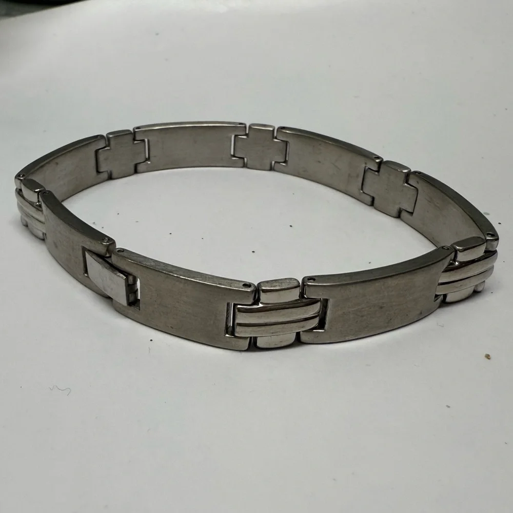 Men’s 8.3/4” stainless steel bracelet. High quality . Macy’s